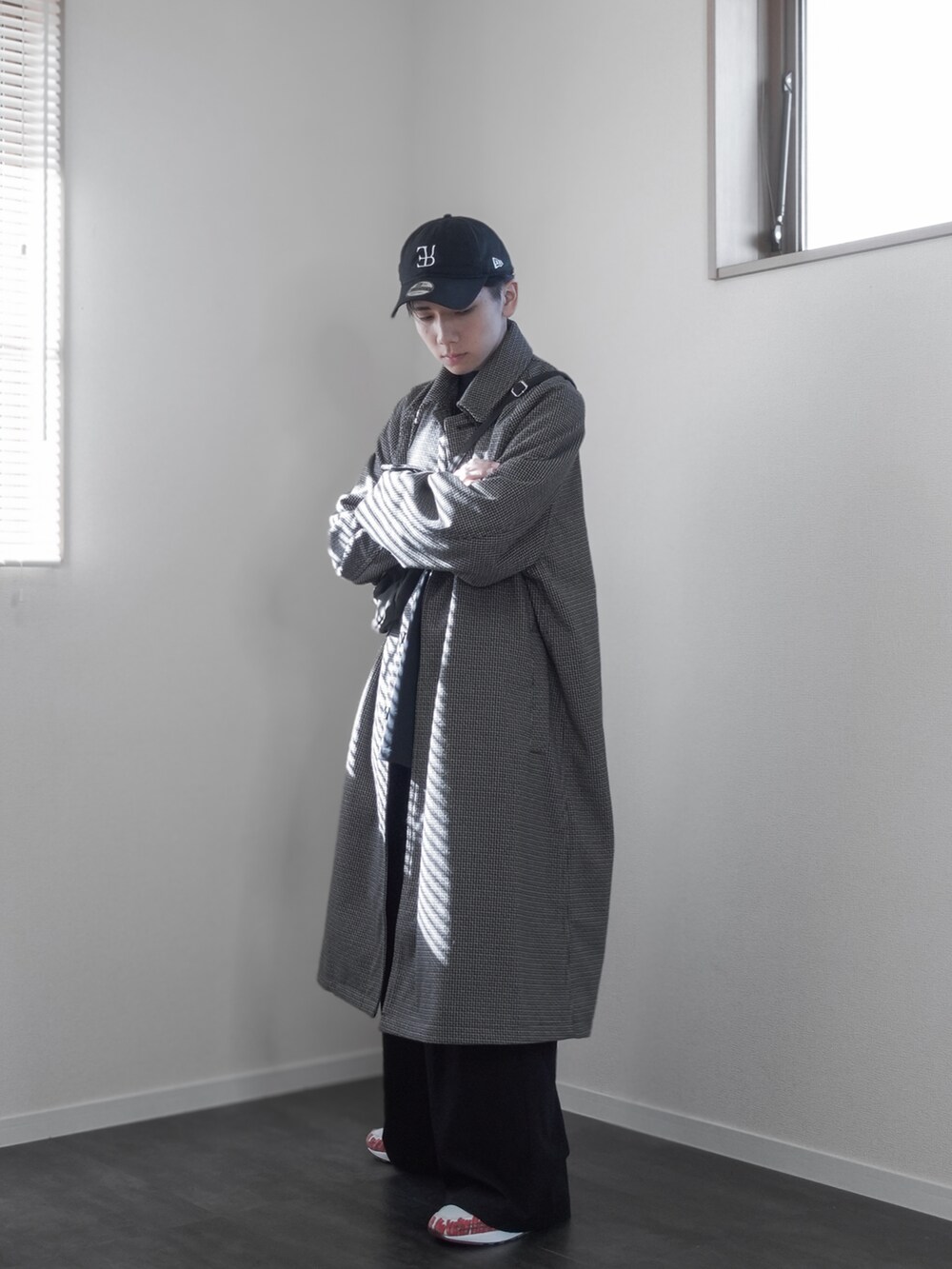 「新星WEARISTAにエントリー、WEARyouthコーデ、クリスマスに着たい服、マイベストコーデ2023、冬アウター、ロングコート、ショルダーバッグ、シンプルコーデ、きれいめコーデ、キレイめコーデ、チェック柄、クリスマスコーデ、デートコーデ、キャップ、韓国ファッション」｜「remerの【NEW ERA】9TWENTY / remer 3周年記念ニューエラコラボキャップ（キャップ、ブラック系）」を使った、みなりん(Minari)さん（骨格ナチュラル・メンズ・171cm）の冬コーディネートの2枚目の写真