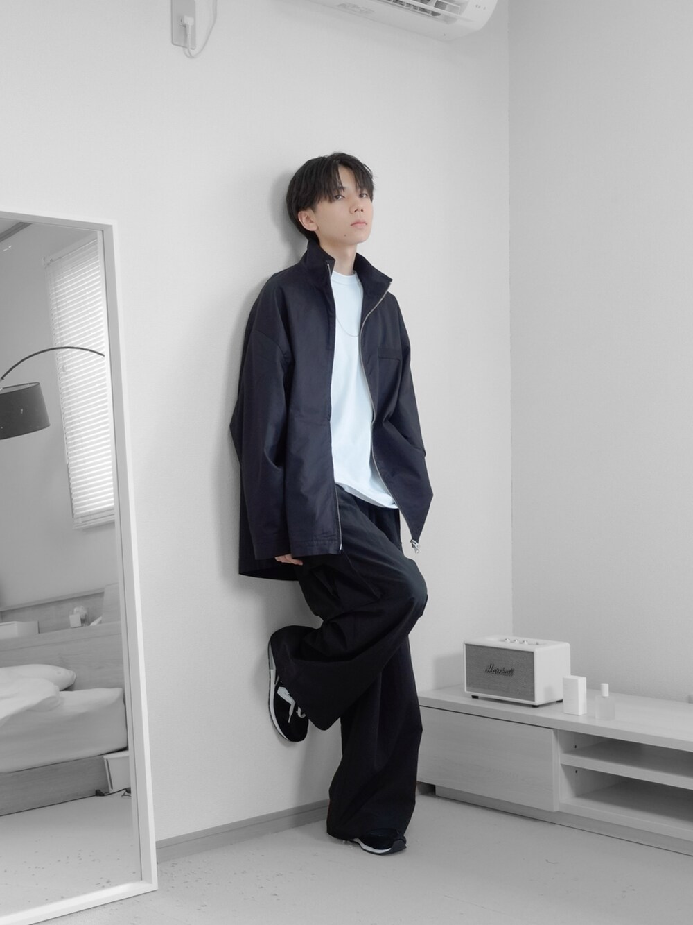 「秋服まるっと大公開、秋コーデ、ジャケット、厚底シューズ、M-65、remer、remerコーデ、ハロウィン、モノトーン、カーゴパンツ、ミリタリー、ミリタリージャケット、きれいめカジュアル、お出かけコーデ、モード」｜「remerのloose military Hi-zip over jacket / ルーズミリタリーハイジップオーバージャケット（ミリタリージャケット、ブラック系）」を使った、みなりん(Minari)さん（骨格ナチュラル・メンズ・171cm）の秋コーディネートの4枚目の写真