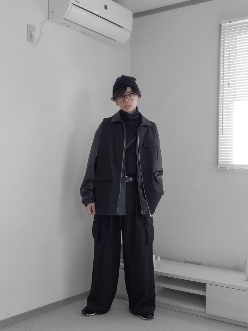 「重ね着ベストシーズン、シンプルスタイル、WEARyouthコーデ、レイヤードスタイル、ハロウィン、秋コーデ、ブラック、レザージャケット、ジャケット、ベスト、タートルネック、カーゴパンツ、ビーニー、remer、remerコーデ」|「remerのloose out tuck wide cargo PT / ルーズアウトタックワイドカーゴパンツ(カーゴパンツ、ブラック系)」を使った、みなりん(Minari)さん(骨格ナチュラル・メンズ・171cm)の秋コーディネートの5枚目の写真