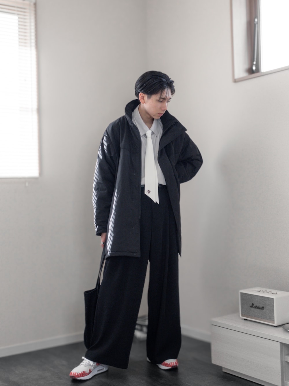「新星WEARISTAにエントリー、WEARyouthコーデ、remer、remerコーデ、クリスマスに着たい服、マイベストコーデ2023、冬アウター、ダウン、クリスマスコーデ、デートコーデ、きれいめコーデ、キレイめコーデ、ダウンジャケット、休日スタイル、レイヤードスタイル」｜「NIKEのAir Max 1 Sketch to Shelf（スニーカー、ホワイト系）」を使った、みなりん(Minari)さん（骨格ナチュラル・メンズ・171cm）の冬コーディネートの4枚目の写真