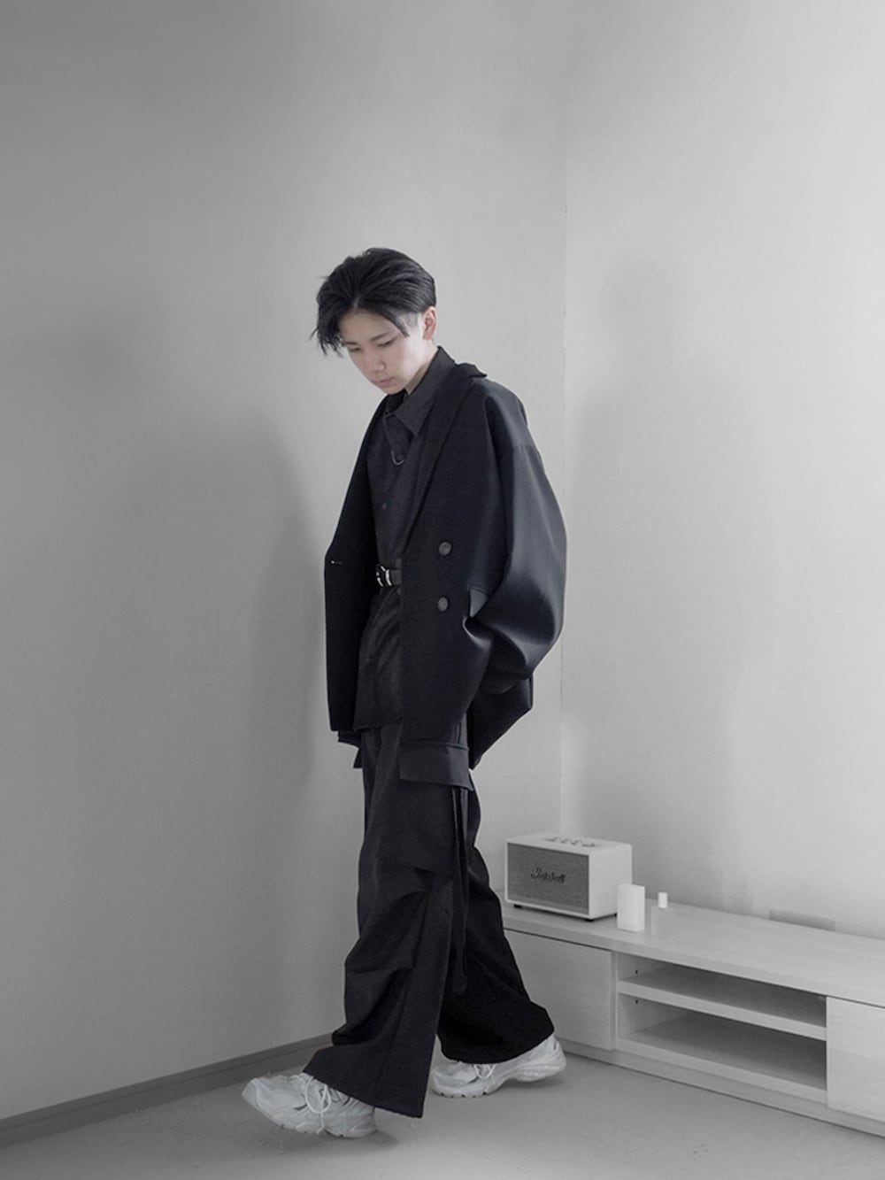 「秋服まるっと大公開、秋服コーデ、韓国ファッション、秋コーデ、ハロウィン、ジャケット、セットアップ、厚底シューズ、モード、ミリタリー、カーゴパンツ、シャツ、remer、remerコーデ、ブラック」｜「remerのloose out tuck wide  cargo PT / ルーズアウトタックワイドカーゴパンツ（カーゴパンツ、ブラック系）」を使った、みなりん(Minari)さん（骨格ナチュラル・メンズ・171cm）の秋コーディネートの4枚目の写真