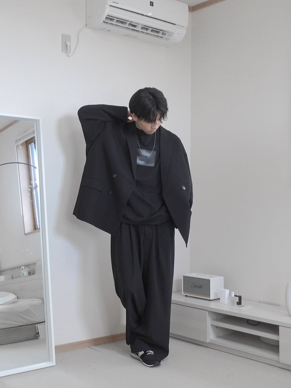 「アツいコーデ全部見せ、remer、remerコーデ、セットアップ、オールブラック、ジャケット、ブラック、秋コーデ、秋先取りコーデ、キレイめ、キレイめコーデ、ワイドパンツ、スニーカー、グラフィックＴ、Tシャツ」｜「remerのloose shadow graphic over Tee / ルーズシャドーグラフィックオーバーT（Tシャツ/カットソー、ブラック系）」を使った、みなりん(Minari)さん（骨格ナチュラル・メンズ・171cm）の夏コーディネートの4枚目の写真