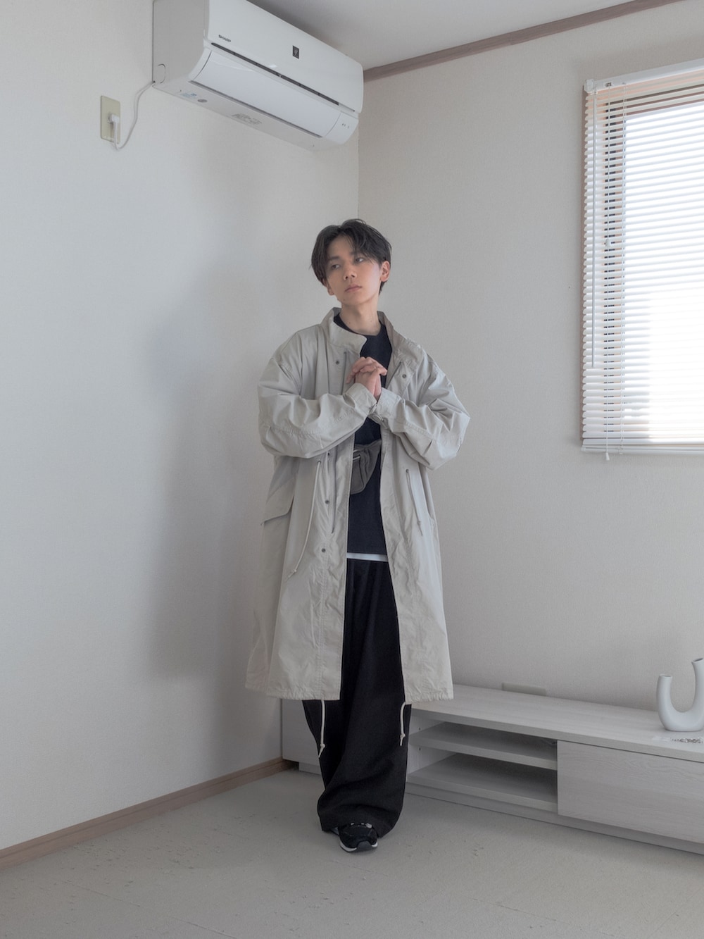 「ファッションを楽しもう、WEARyouthコーデ、メンズコーデ、M65、コート、レイヤードスタイル、重ね着、レイヤード、秋コーデ、カーゴパンツ、厚底シューズ、黒スニーカー、ブラック、remer、remerコーデ」｜「remerの【M65】loose military coat (3WAY) / M65ルーズミリタリーコート【キルティングライナーセット】（その他アウター、ホワイト系）」を使った、みなりん(Minari)さん（骨格ナチュラル・メンズ・171cm）の秋コーディネートの2枚目の写真