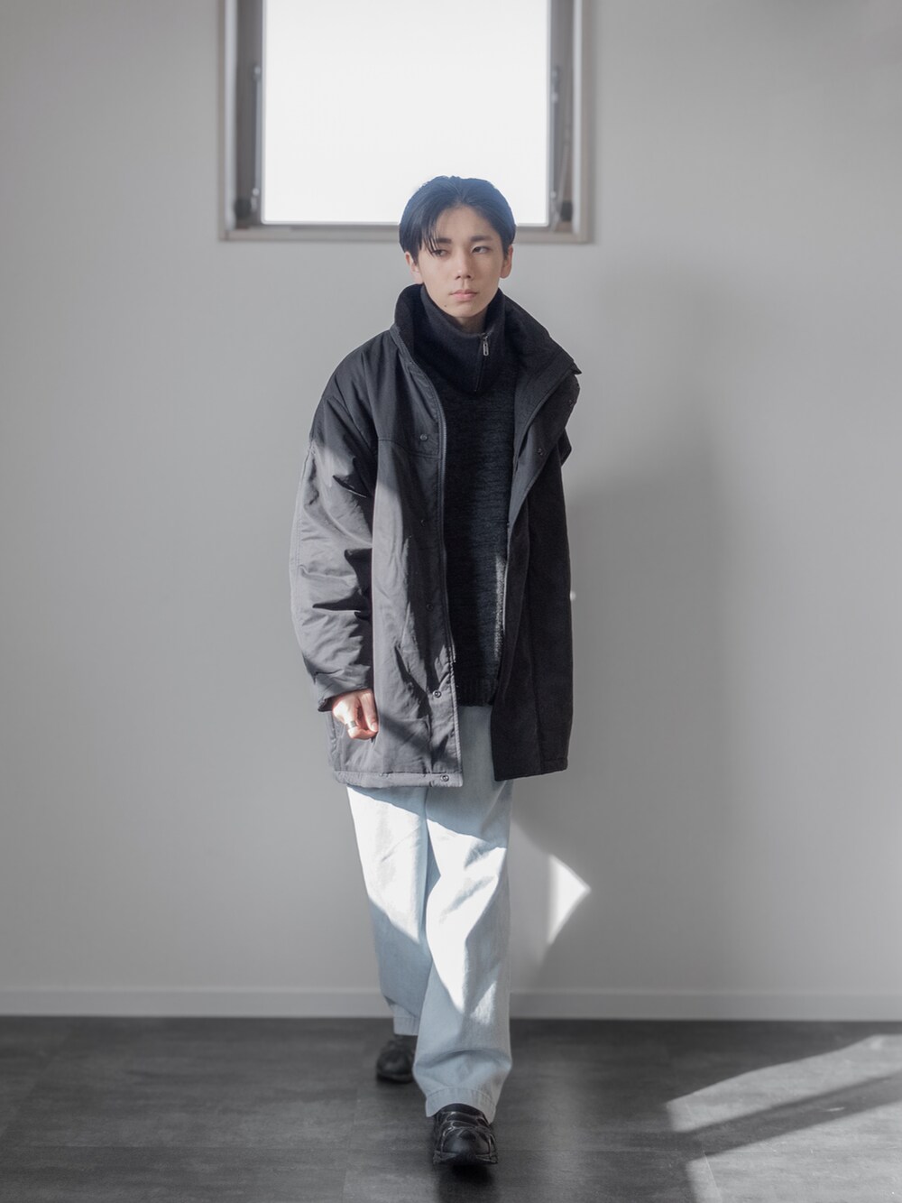 「新星WEARISTAにエントリー、WEARyouthコーデ、remer、remerコーデ、冬アウター、マイベストコーデ2023、クリスマスに着たい服、ダウン、ダウンジャケット、ストリート、マフラーぐるぐる、レイヤードスタイル、韓国ファッション、休日スタイル、ホワイトコーデ」｜「remerのloose stylish double tuck wide denim PT / ルーズスタイリッシュダブルタックワイドデニム（デニムパンツ、ブルー系）」を使った、みなりん(Minari)さん（骨格ナチュラル・メンズ・172cm）の冬コーディネートの3枚目の写真