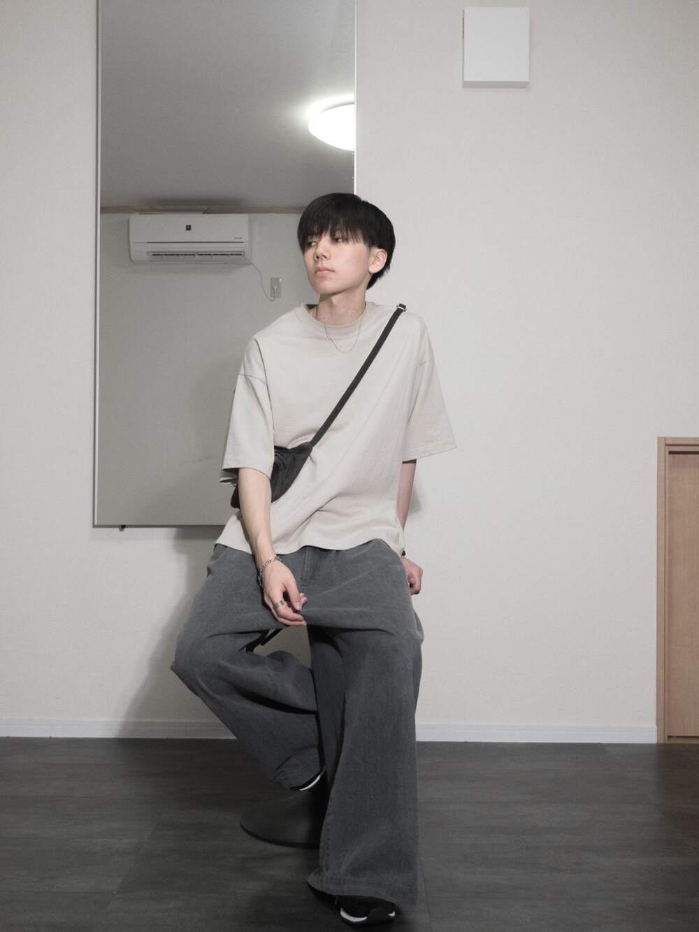 「プチプラ、きれいめカジュアル、夏コーデ、さらっと晴れやかスナップ、お洒落さんとつながりたい、シンプルスタイル、remer、夏ファッション、デニムパンツ、デートコーデ、シンプルコーデ、お出かけコーデ、キレイめコーデ、メンズファッション、メンズコーデ」｜「remerのloose basic Tee / ルーズベーシックT（Tシャツ/カットソー、ベージュ系）」を使った、みなりん(Minari)さん（骨格ナチュラル・メンズ・172cm）の夏コーディネートの3枚目の写真