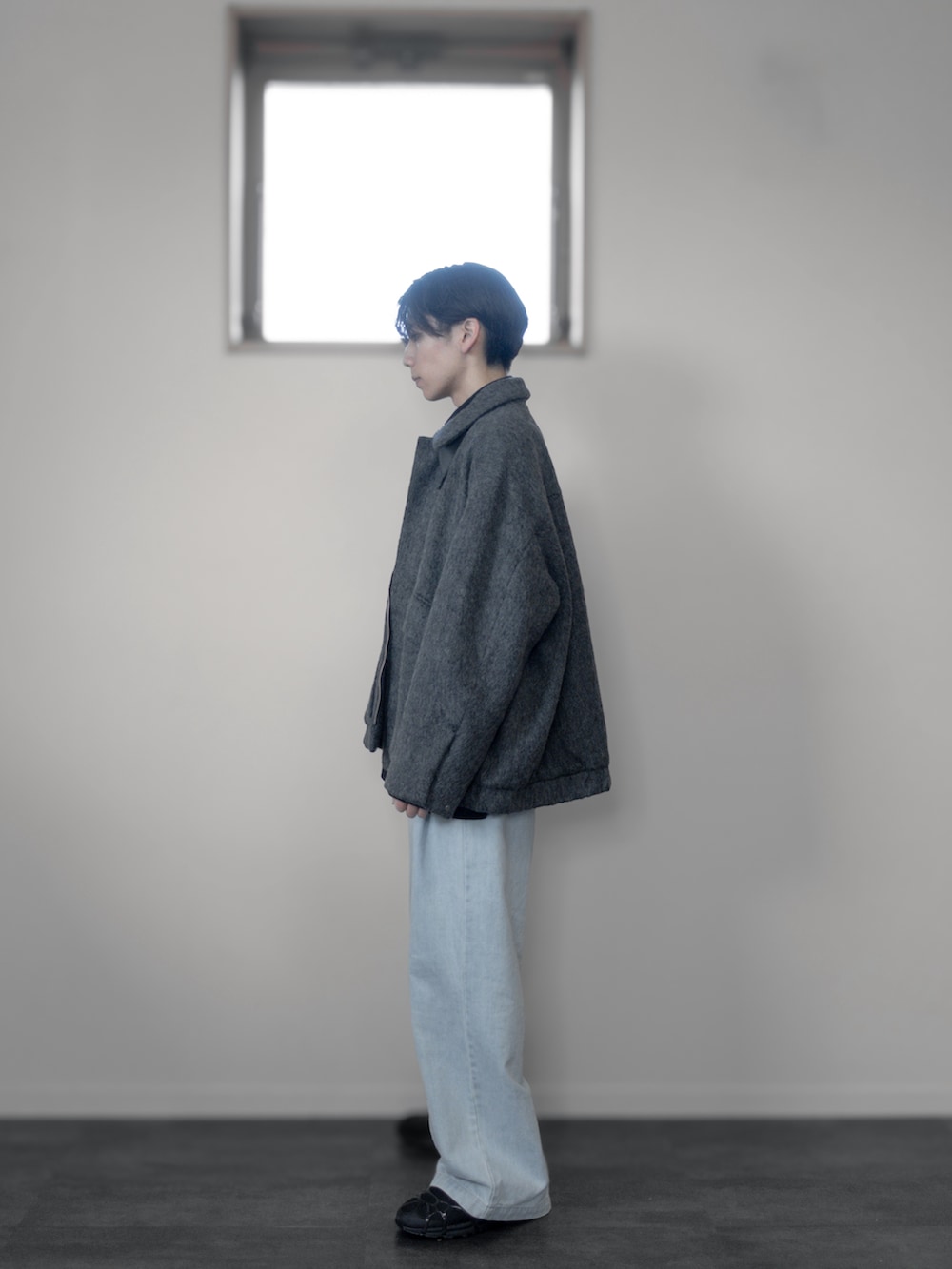 「新星WEARISTAにエントリー、WEARyouthコーデ、タートルネック、クリスマスに着たい服、マイベストコーデ2023、冬アウター、ショルダーバッグ、クリスマスコーデ、デートコーデ、きれいめコーデ、キレイめコーデ、デニム、remer、remerコーデ、ジャケット」｜「remerのloose stylish double tuck wide denim PT / ルーズスタイリッシュダブルタックワイドデニム（デニムパンツ、ブルー系）」を使った、みなりん(Minari)さん（骨格ナチュラル・メンズ・171cm）の冬コーディネートの3枚目の写真