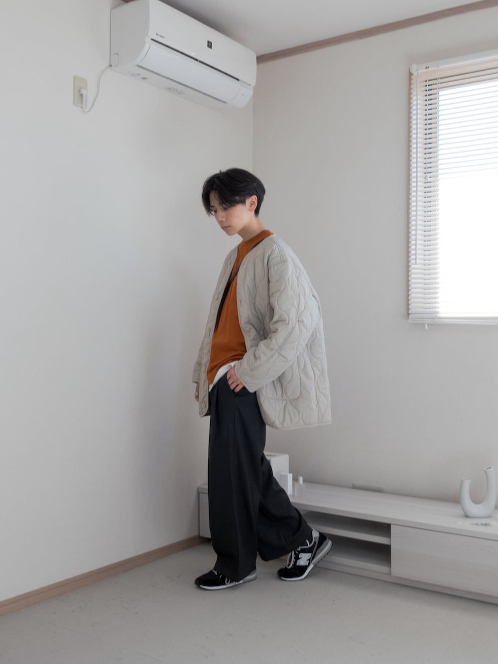 「ファッションを楽しもう、WEARyouthコーデ、ootd、remer、remerコーデ、きれいめカジュアル、厚底シューズ、スニーカー、キルティング、オレンジ、Tシャツ、ワイドパンツ、シンプル、秋コーデ、休日スタイル」｜「remerのloose Shark-skin out tuck wide PT / ルーズ シャークスキンアウトタックワイドパンツ（その他パンツ、グレー系）」を使った、みなりん(Minari)さん（骨格ナチュラル・メンズ・171cm）の秋コーディネートの4枚目の写真