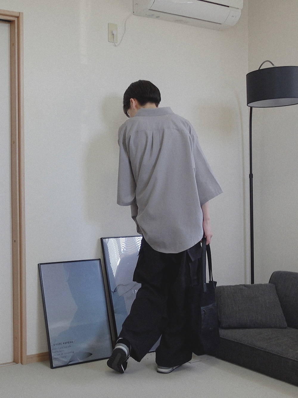 「お出かけコーデ日記、初夏コーデ、ootd、今日のコーデ、夏、シャツスタイル、きれいめカジュアル、カーゴパンツ、remer、remerコーデ、LILL、キレイめ、シンフルコーデ、シンプル、シャツコーデ﻿」｜「LILLのドレープワイドスラックスカーゴパンツ（カーゴパンツ、ブラック系）」を使った、みなりん(Minari)さん（骨格ナチュラル・メンズ・171cm）の春コーディネートの2枚目の写真