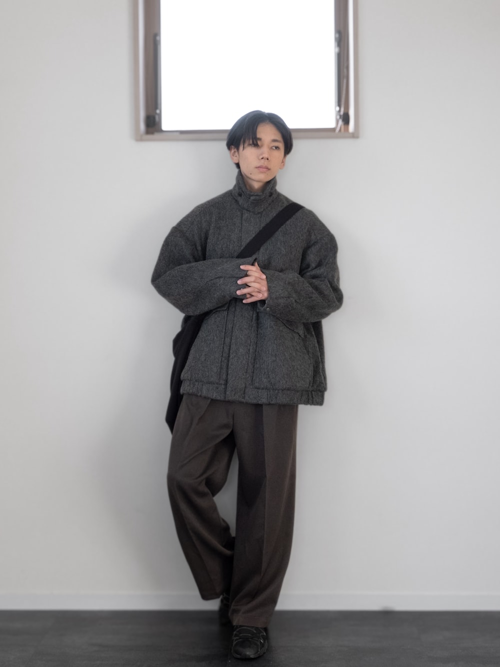 「新星WEARISTAにエントリー、WEARyouthコーデ、remer、remerコーデ、マイベストコーデ2023、クリスマスに着たい服、ショルダーバッグ、レイヤードスタイル、韓国ファッション、スラックス、休日スタイル、ジャケット、きれいめコーデ、キレイめコーデ、デートコーデ」｜「remerのloose straight wide PT / ルーズストレートワイドパンツ（その他パンツ、ベージュ系）」を使った、みなりん(Minari)さん（骨格ナチュラル・メンズ・172cm）の冬コーディネートの5枚目の写真