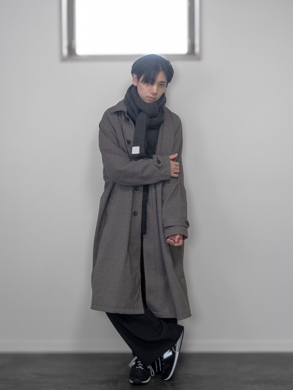 「新星WEARISTAにエントリー、WEARyouthコーデ、remer、remerコーデ、クリスマスに着たい服、マイベストコーデ2023、冬アウター、マフラーぐるぐる、ホワイトコーデ、ロングコート、レイヤードスタイル、韓国ファッション、チェック、休日スタイル、メンズコーデ」｜「NEW BALANCEのCM996（スニーカー、ブラック系）」を使った、みなりん(Minari)さん（骨格ナチュラル・メンズ・172cm）の冬コーディネートの4枚目の写真