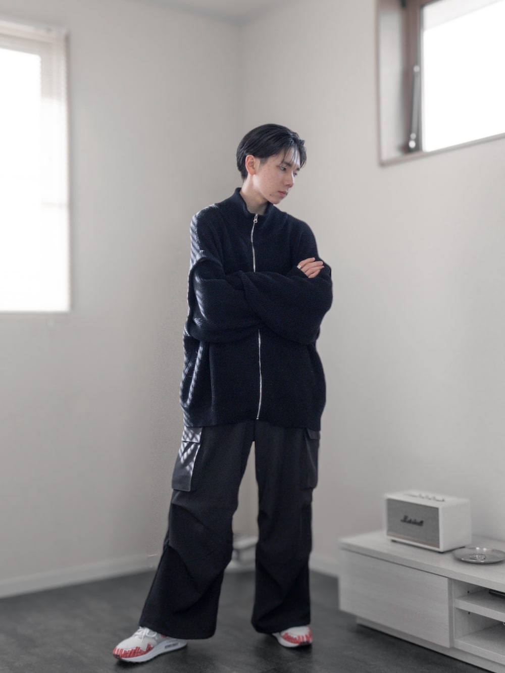「新星WEARISTAにエントリー、WEARyouthコーデ、remer、remerコーデ、クリスマスに着たい服、マイベストコーデ2023、冬アウター、クリスマスコーデ、デートコーデ、きれいめコーデ、キレイめコーデ、カーゴパンツ、冬コーデ、レイヤードスタイル、休日スタイル」｜「remerのloose 2WAY Hi-zip drivers knit / ルーズ2WAYハイジップドライバーズニット（ニット/セーター、ブラック系）」を使った、みなりん(Minari)さん（骨格ナチュラル・メンズ・171cm）の冬コーディネートの4枚目の写真