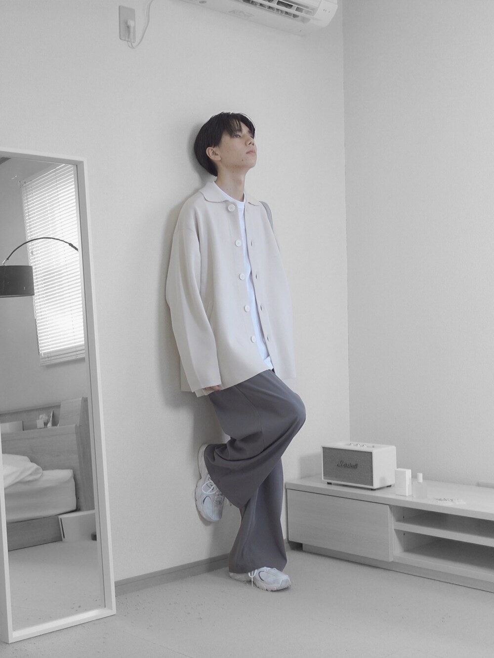 「秋服まるっと大公開、秋コーデ、大人コーデ、シンプルコーデ、ゆるコーデ、メンズファッション、ニットジャケット、ジャケット、淡色コーデ、ビッグシルエット、オーバーサイズ、グレー、お出かけコーデ、remer、remerコーデ」｜「remerのloose UNKNOWN out tuck wide PT / ルーズアンノウンアウトタックワイドパンツ（その他パンツ、グレー系）」を使った、みなりん(Minari)さん（骨格ナチュラル・メンズ・171cm）の秋コーディネートの5枚目の写真
