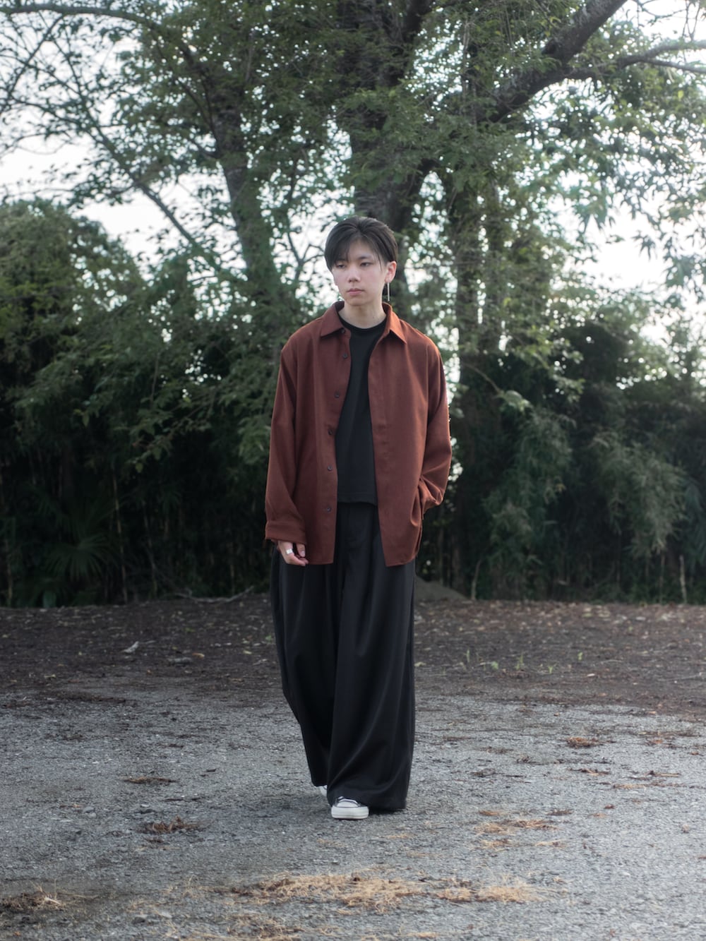 「ブラウン、淡色コーデ、おしゃれさんと繋がりたい、メンズコーデ、お出かけコーデ、秋服準備はじめました、秋コーデ、remer、オーバーサイズ、コンバース、シルバーアクセサリー、シャツスタイル、シャツ、スラックス、秋のコーデ」｜「remerのloose un-classic regular shirt / ルーズアンクラシックレギュラーシャツ（シャツ/ブラウス、ブラウン系）」を使った、みなりん(Minari)さん（骨格ナチュラル・メンズ・172cm）の秋コーディネートの3枚目の写真