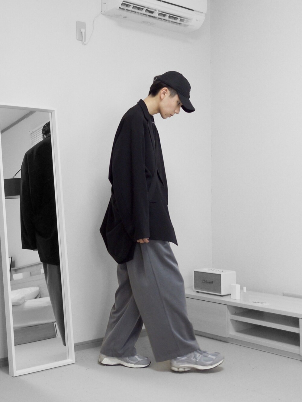 「秋服まるっと大公開、大人コーデ、秋コーデ、ジャケット、モノトーン、厚底シューズ、セットアップ、キャップ、ワイドパンツ、ショルダーバッグ、remer、remerコーデ、お出かけコーデ、ジャケットコーデ、ハロウィン」｜「remerのloose UNKNOWN double over tailored jacket / ルーズアンノウンダブルオーバーテーラードジャケット（テーラードジャケット、ブラック系）」を使った、みなりん(Minari)さん（骨格ナチュラル・メンズ・171cm）の秋コーディネートの3枚目の写真