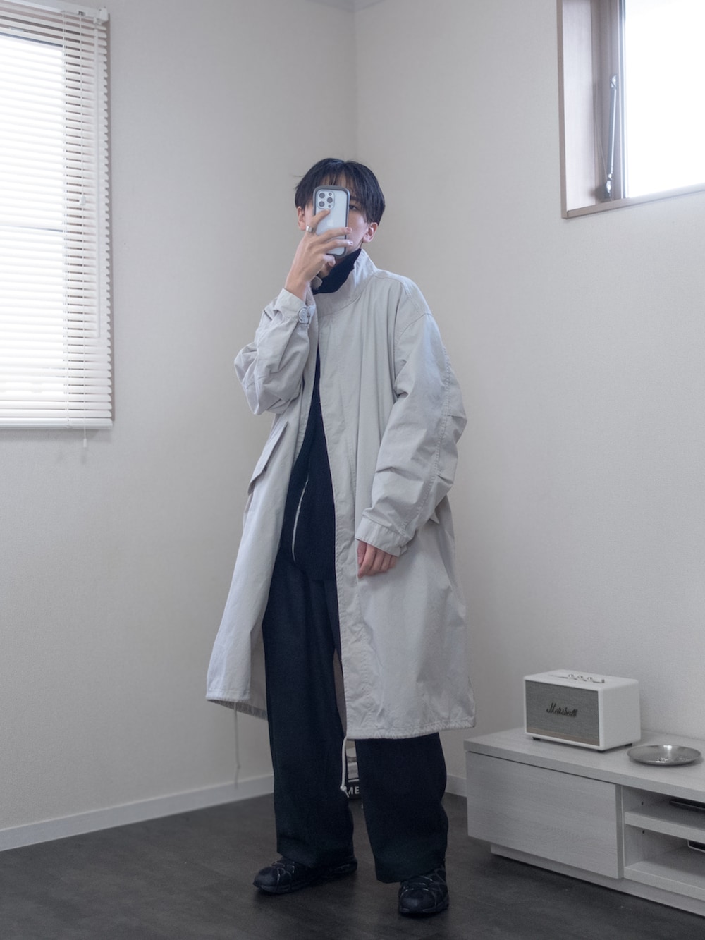 「新星WEARISTAにエントリー、WEARyouthコーデ、remer、remerコーデ、クリスマスに着たい服、マイベストコーデ2023、冬アウター、ロングコート、スラックス、レイヤードスタイル、韓国ファッション、休日スタイル、デートコーデ、クリスマスコーデ、きれいめコーデ」｜「NIKEのNike Air Kukini "Black/Anthracite"（スニーカー、ブラック系）」を使った、みなりん(Minari)さん（骨格ナチュラル・メンズ・172cm）の冬コーディネートの2枚目の写真