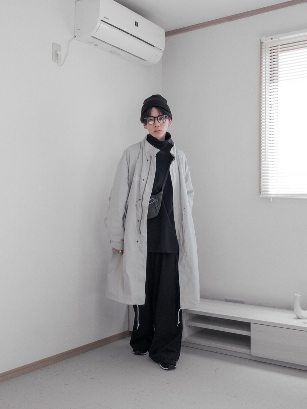 「ファッションを楽しもう、WEARyouthコーデ、休日スタイル、remer、remerコーデ、メンズファッション、プチプラ、メンズコーデ、M65、スウェット、カーゴパンツ、きれいめカジュアル、ビーニー、サングラス、シンプルコーデ」｜「remerの【M65】loose military coat (3WAY) / M65ルーズミリタリーコート【キルティングライナーセット】（その他アウター、ホワイト系）」を使った、みなりん(Minari)さん（骨格ナチュラル・メンズ・171cm）の秋コーディネートの5枚目の写真