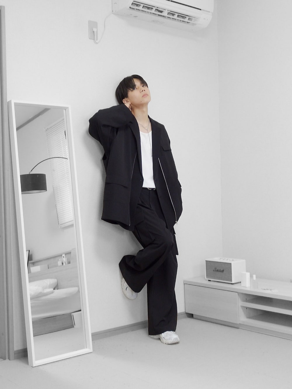 「秋服まるっと大公開、ストリート、ブラック、ジャケット、秋コーデ、厚底シューズ、レイヤードスタイル、レイヤード、ベスト、ハロウィン、remer、remerコーデ、モード、シンプルコーデ、キレイめ」｜「remerのloose military zip over vest / ルーズミリタリージップオーバーベスト（ベスト、ブラック系）」を使った、みなりん(Minari)さん（骨格ナチュラル・メンズ・171cm）の秋コーディネートの5枚目の写真