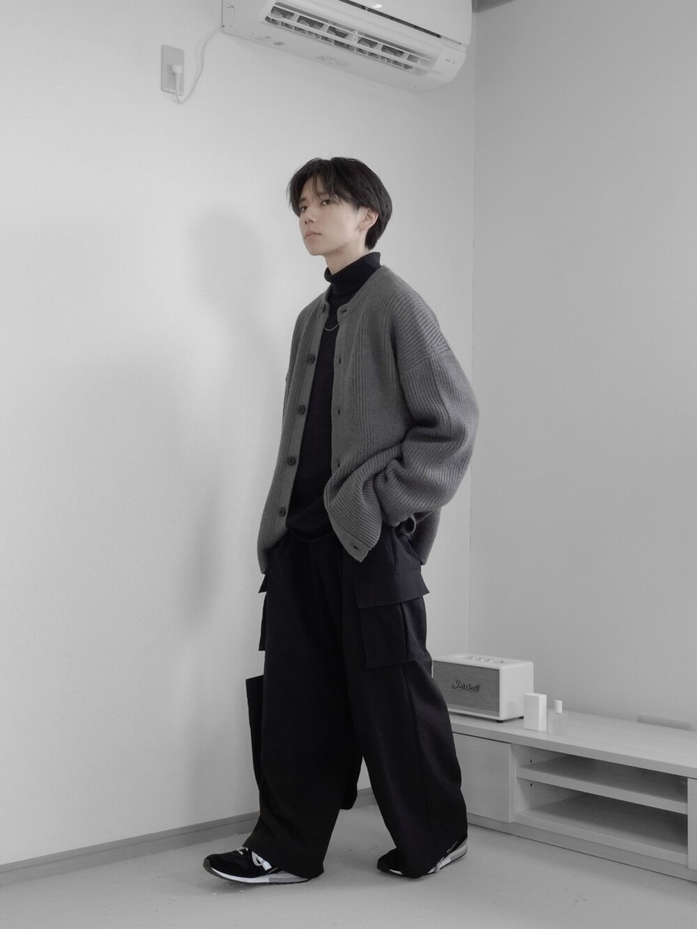 「秋服まるっと大公開、ハロウィン、remer、remerコーデ、メンズコーデ、カジュアルコーデ、秋冬コーデ、秋コーデ、カーゴパンツ、カーディガン、トートバッグ、スニーカー、カジュアル、キレイめ、お出かけコーデ」｜「remerのloose basic turtle neck Tee / ルーズベーシックタートルネックTee（Tシャツ/カットソー、ブラック系）」を使った、みなりん(Minari)さん（骨格ナチュラル・メンズ・171cm）の秋コーディネートの3枚目の写真