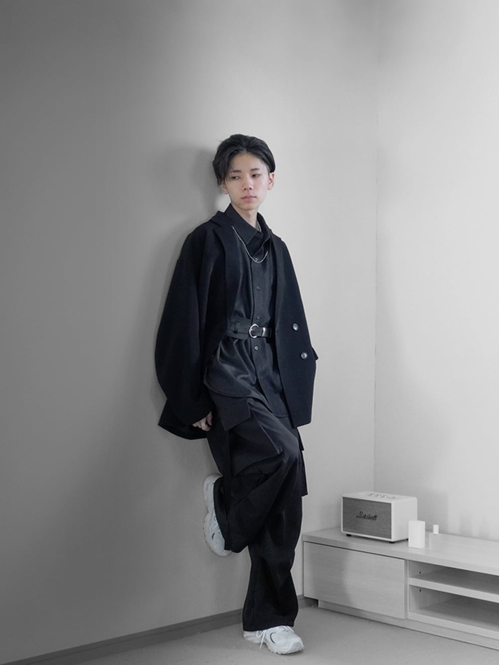 「秋服まるっと大公開、秋服コーデ、韓国ファッション、秋コーデ、ハロウィン、ジャケット、セットアップ、厚底シューズ、モード、ミリタリー、カーゴパンツ、シャツ、remer、remerコーデ、ブラック」｜「remerのloose out tuck wide  cargo PT / ルーズアウトタックワイドカーゴパンツ（カーゴパンツ、ブラック系）」を使った、みなりん(Minari)さん（骨格ナチュラル・メンズ・171cm）の秋コーディネートの5枚目の写真