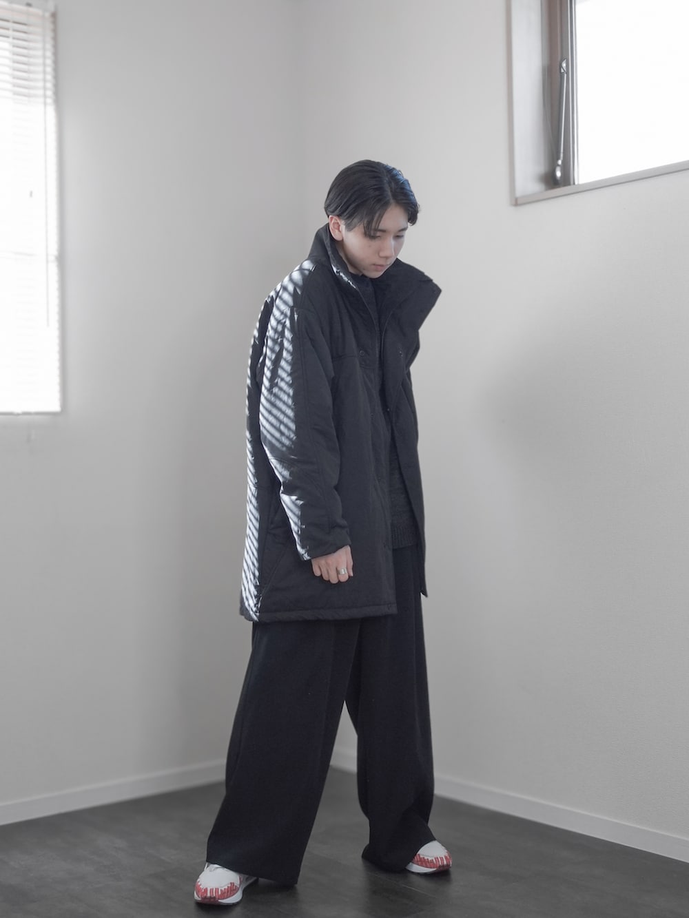 「新星WEARISTAにエントリー、クリスマスに着たい服、マイベストコーデ2023、冬アウター、ダウン、クリスマスコーデ、デートコーデ、きれいめコーデ、キレイめコーデ、冬コーデ、きれいめカジュアル、remer、remerコーデ、WEARyouthコーデ、ダウンジャケット」｜「remerのloose military Hi-zip over jacket / ルーズミリタリーハイジップオーバージャケット（ミリタリージャケット、ブラック系）」を使った、みなりん(Minari)さん（骨格ナチュラル・メンズ・171cm）の冬コーディネートの2枚目の写真