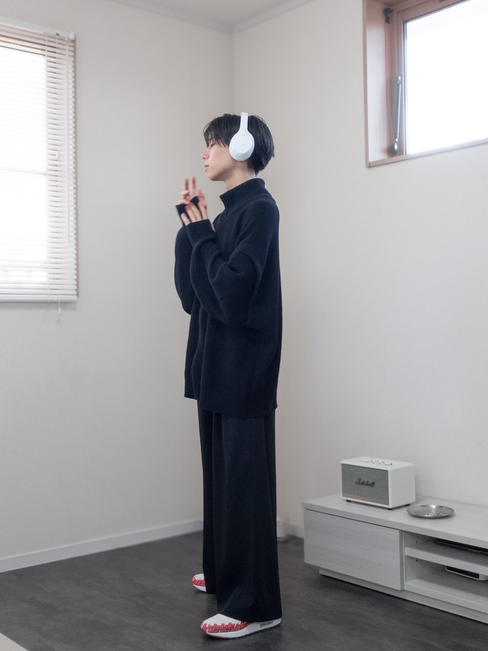 「新星WEARISTAにエントリー、WEARyouthコーデ、ストリート、remer、remerコーデ、クリスマスに着たい服、マイベストコーデ2023、冬アウター、韓国ファッション、休日スタイル、クリスマスコーデ、デートコーデ、きれいめコーデ、キレイめコーデ、ニット」｜「remerのloose 2WAY Hi-zip drivers knit / ルーズ2WAYハイジップドライバーズニット（ニット/セーター、ブラック系）」を使った、みなりん(Minari)さん（骨格ナチュラル・メンズ・172cm）の冬コーディネートの2枚目の写真