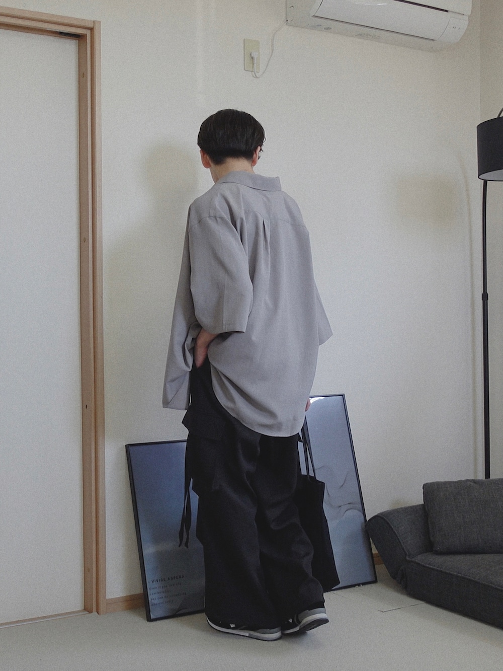 「お出かけコーデ日記、初夏コーデ、ootd、今日のコーデ、夏、シャツスタイル、きれいめカジュアル、カーゴパンツ、remer、remerコーデ、LILL、キレイめ、シンフルコーデ、シンプル、シャツコーデ﻿」｜「LILLのドレープワイドスラックスカーゴパンツ（カーゴパンツ、ブラック系）」を使った、みなりん(Minari)さん（骨格ナチュラル・メンズ・171cm）の春コーディネートの3枚目の写真