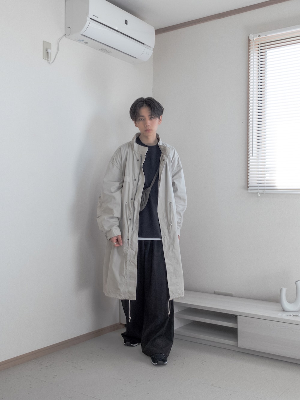 「ファッションを楽しもう、WEARyouthコーデ、メンズコーデ、M65、コート、レイヤードスタイル、重ね着、レイヤード、秋コーデ、カーゴパンツ、厚底シューズ、黒スニーカー、ブラック、remer、remerコーデ」｜「remerの【M65】loose military coat (3WAY) / M65ルーズミリタリーコート【キルティングライナーセット】（その他アウター、ホワイト系）」を使った、みなりん(Minari)さん（骨格ナチュラル・メンズ・171cm）の秋コーディネートの5枚目の写真