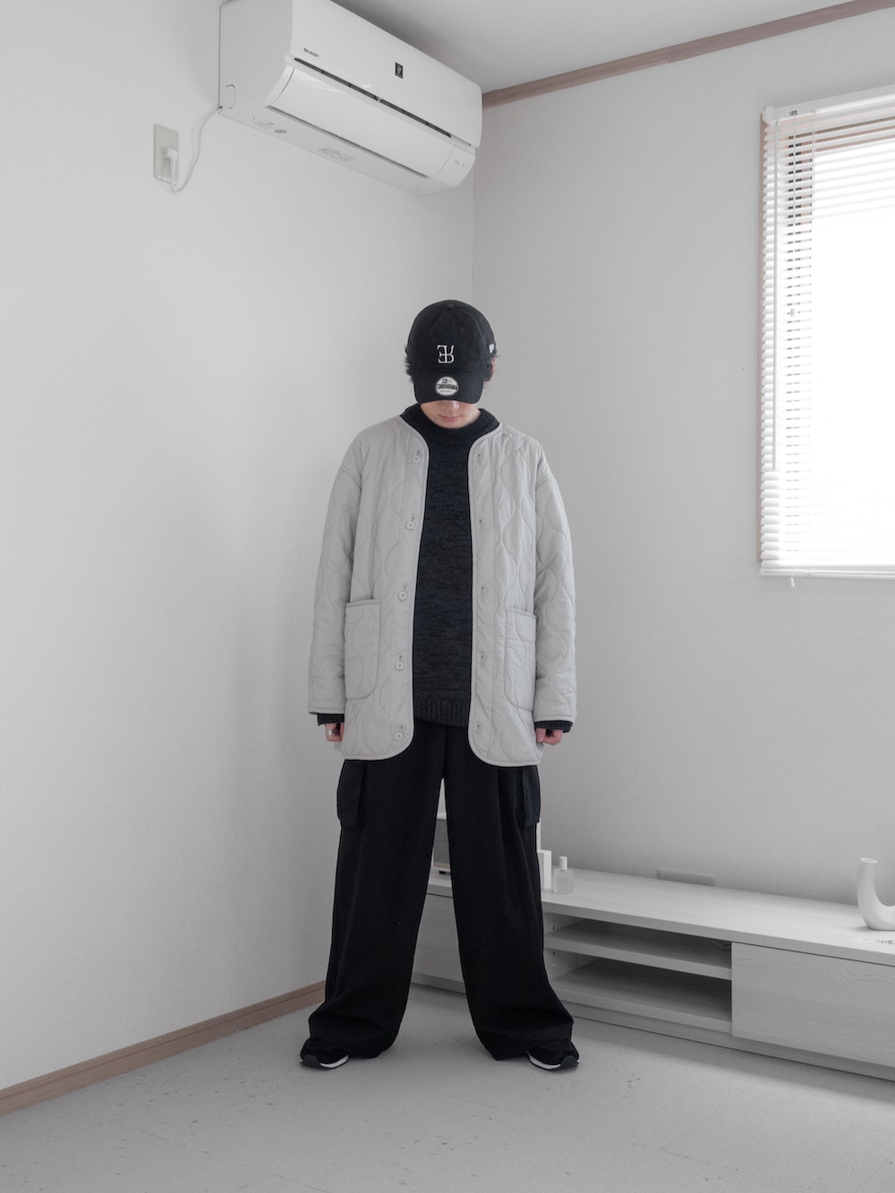 「ファッションを楽しもう、WEARyouthコーデ、冬コーデ、シンプルスタイル、M65、秋コーデ、ビッグシルエット、アイボリー、ブラック、キルティング、カーゴパンツ、ニット、厚底シューズ、remer、remerコーデ」｜「remerの【M65】loose military coat (3WAY) / M65ルーズミリタリーコート【キルティングライナーセット】（その他アウター、ホワイト系）」を使った、みなりん(Minari)さん（骨格ナチュラル・メンズ・171cm）の秋コーディネートの5枚目の写真