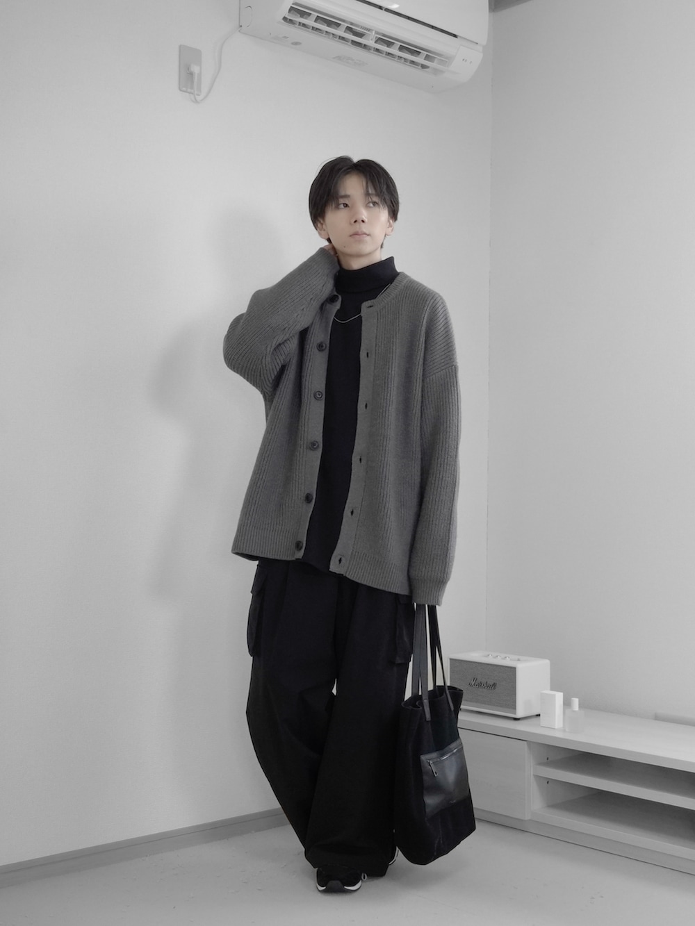 「秋服まるっと大公開、ハロウィン、remer、remerコーデ、メンズコーデ、カジュアルコーデ、秋冬コーデ、秋コーデ、カーゴパンツ、カーディガン、トートバッグ、スニーカー、カジュアル、キレイめ、お出かけコーデ」｜「remerのloose basic turtle neck Tee / ルーズベーシックタートルネックTee（Tシャツ/カットソー、ブラック系）」を使った、みなりん(Minari)さん（骨格ナチュラル・メンズ・171cm）の秋コーディネートの4枚目の写真
