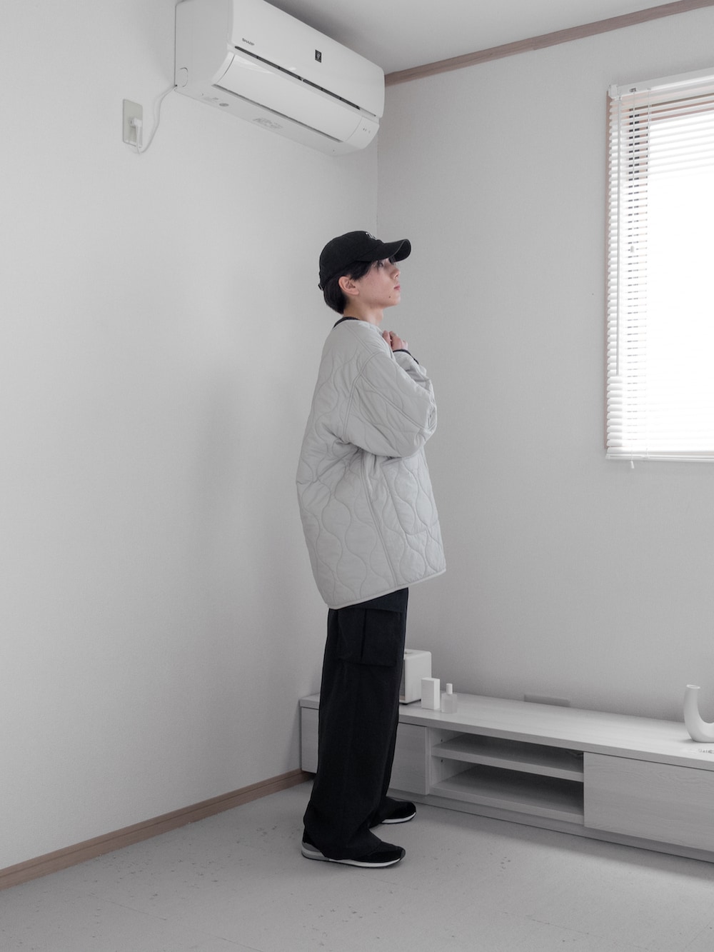 「ファッションを楽しもう、WEARyouthコーデ、冬コーデ、シンプルスタイル、M65、秋コーデ、ビッグシルエット、アイボリー、ブラック、キルティング、カーゴパンツ、ニット、厚底シューズ、remer、remerコーデ」｜「remerの【M65】loose military coat (3WAY) / M65ルーズミリタリーコート【キルティングライナーセット】（その他アウター、ホワイト系）」を使った、みなりん(Minari)さん（骨格ナチュラル・メンズ・171cm）の秋コーディネートの2枚目の写真