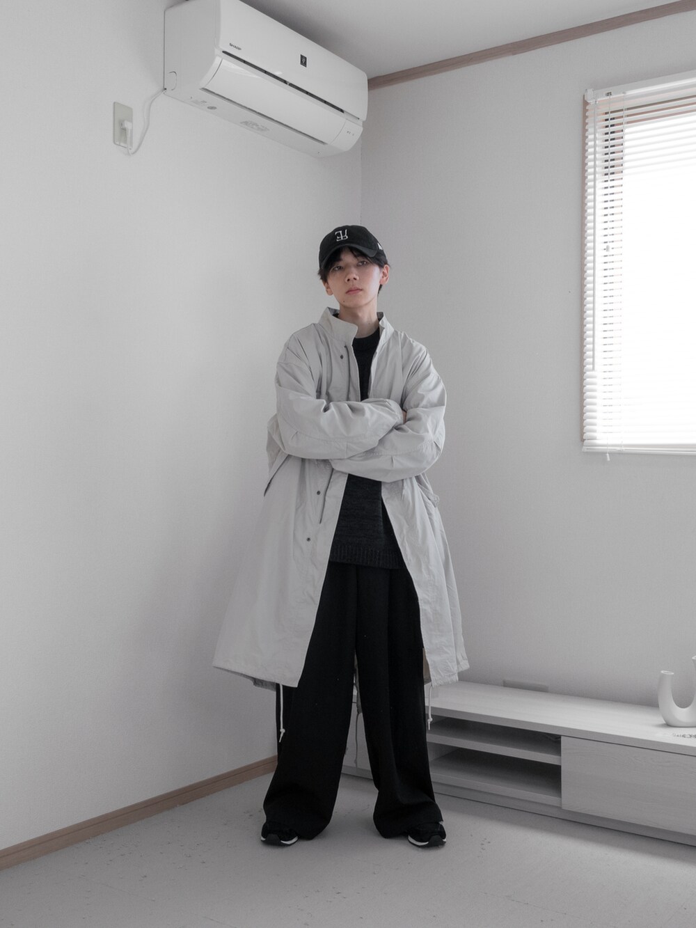 「ファッションを楽しもう、WEARyouthコーデ、秋冬コーデ、M65、ミリタリー、ブラック、remer、remerコーデ、シンプルコーデ、シンプル、キャップ、キレイめ、きれいめカジュアル、お出かけコーデ、厚底シューズ」｜「remerの【M65】loose military coat (3WAY) / M65ルーズミリタリーコート【キルティングライナーセット】（その他アウター、ホワイト系）」を使った、みなりん(Minari)さん（骨格ナチュラル・メンズ・171cm）の秋コーディネートの2枚目の写真