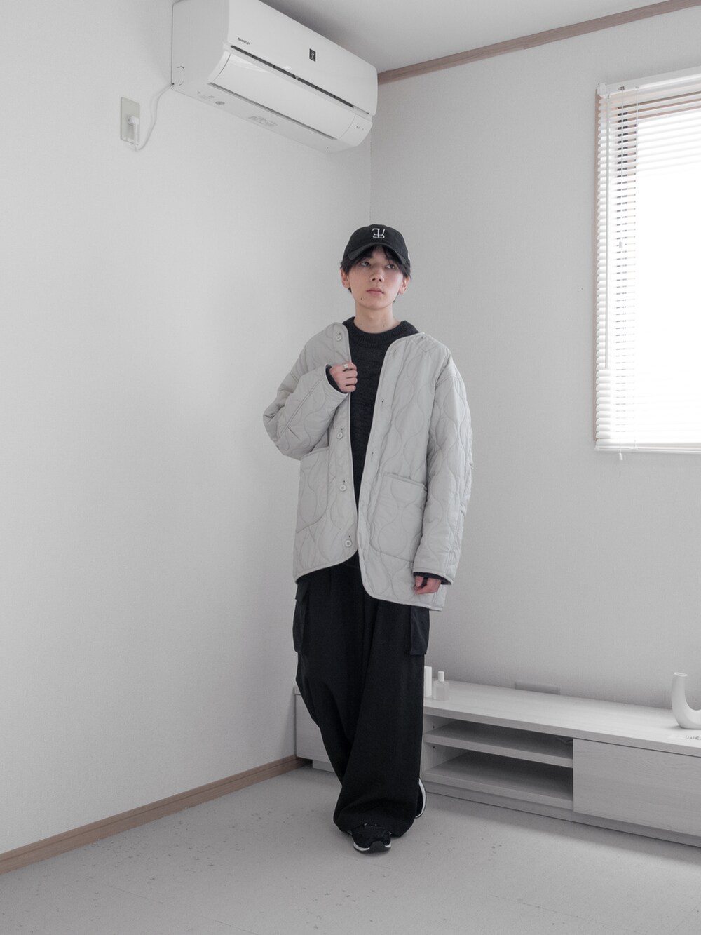 「ファッションを楽しもう、WEARyouthコーデ、冬コーデ、シンプルスタイル、M65、秋コーデ、ビッグシルエット、アイボリー、ブラック、キルティング、カーゴパンツ、ニット、厚底シューズ、remer、remerコーデ」｜「remerの【M65】loose military coat (3WAY) / M65ルーズミリタリーコート【キルティングライナーセット】（その他アウター、ホワイト系）」を使った、みなりん(Minari)さん（骨格ナチュラル・メンズ・171cm）の秋コーディネートの4枚目の写真