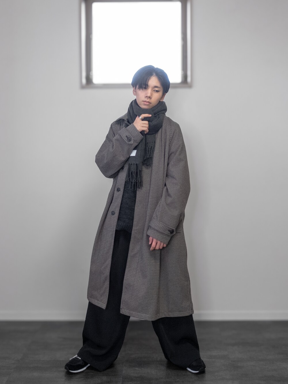 「新星WEARISTAにエントリー、WEARyouthコーデ、remer、remerコーデ、クリスマスに着たい服、マイベストコーデ2023、冬アウター、マフラーぐるぐる、ホワイトコーデ、ロングコート、レイヤードスタイル、韓国ファッション、チェック、休日スタイル、メンズコーデ」｜「NEW BALANCEのCM996（スニーカー、ブラック系）」を使った、みなりん(Minari)さん（骨格ナチュラル・メンズ・172cm）の冬コーディネートの5枚目の写真