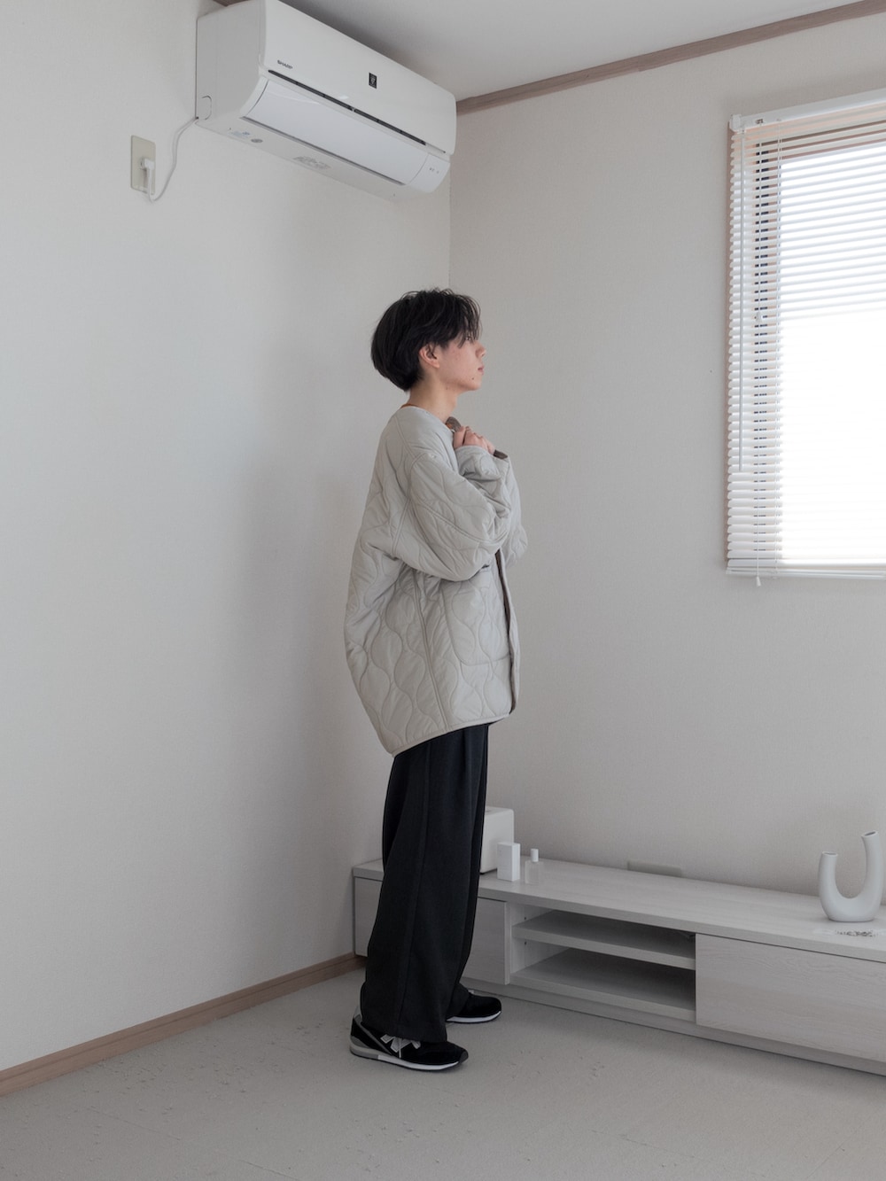 「ファッションを楽しもう、WEARyouthコーデ、ootd、remer、remerコーデ、きれいめカジュアル、厚底シューズ、スニーカー、キルティング、オレンジ、Tシャツ、ワイドパンツ、シンプル、秋コーデ、休日スタイル」｜「remerのloose Shark-skin out tuck wide PT / ルーズ シャークスキンアウトタックワイドパンツ（その他パンツ、グレー系）」を使った、みなりん(Minari)さん（骨格ナチュラル・メンズ・171cm）の秋コーディネートの2枚目の写真