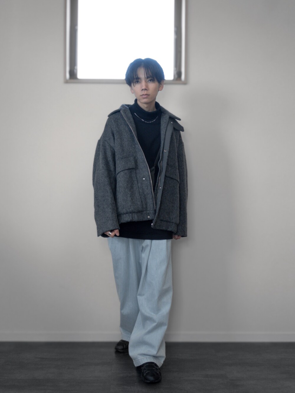 「新星WEARISTAにエントリー、WEARyouthコーデ、タートルネック、クリスマスに着たい服、マイベストコーデ2023、冬アウター、ショルダーバッグ、クリスマスコーデ、デートコーデ、きれいめコーデ、キレイめコーデ、デニム、remer、remerコーデ、ジャケット」｜「remerのloose stylish double tuck wide denim PT / ルーズスタイリッシュダブルタックワイドデニム（デニムパンツ、ブルー系）」を使った、みなりん(Minari)さん（骨格ナチュラル・メンズ・171cm）の冬コーディネートの5枚目の写真