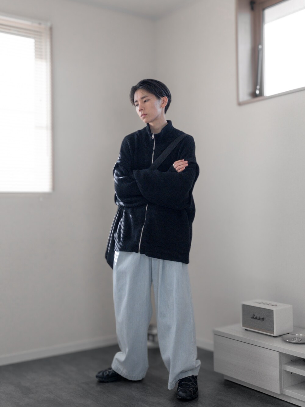 「新星WEARISTAにエントリー、WEARyouthコーデ、クリスマスに着たい服、マイベストコーデ2023、冬アウター、ショルダーバッグ、クリスマスコーデ、デートコーデ、きれいめコーデ、キレイめコーデ、remer、remerコーデ、ストリート、淡色コーデ、韓国ファッション」｜「remerのloose 2WAY Hi-zip drivers knit / ルーズ2WAYハイジップドライバーズニット（ニット/セーター、ブラック系）」を使った、みなりん(Minari)さん（骨格ナチュラル・メンズ・171cm）の冬コーディネートの4枚目の写真