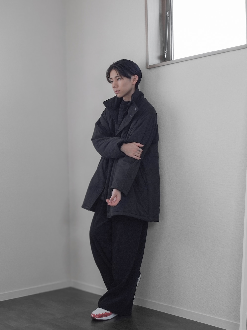 「新星WEARISTAにエントリー、クリスマスに着たい服、マイベストコーデ2023、冬アウター、ダウン、クリスマスコーデ、デートコーデ、きれいめコーデ、キレイめコーデ、冬コーデ、きれいめカジュアル、remer、remerコーデ、WEARyouthコーデ、ダウンジャケット」｜「remerのloose military Hi-zip over jacket / ルーズミリタリーハイジップオーバージャケット（ミリタリージャケット、ブラック系）」を使った、みなりん(Minari)さん（骨格ナチュラル・メンズ・171cm）の冬コーディネートの5枚目の写真