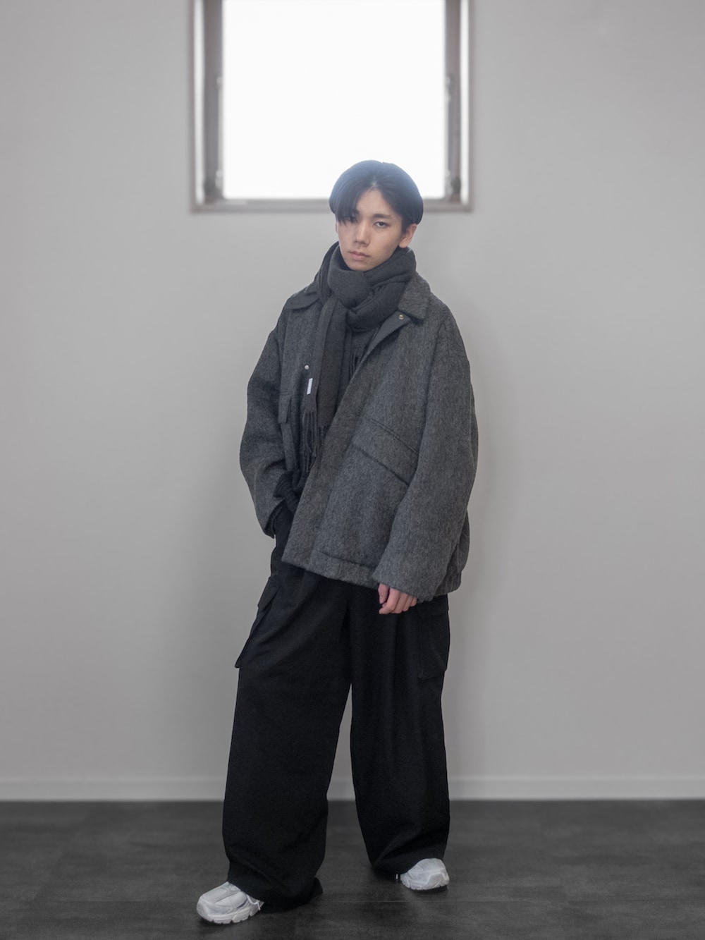 「新星WEARISTAにエントリー、WEARyouthコーデ、remer、remerコーデ、クリスマスに着たい服、マイベストコーデ2023、冬アウター、マフラーぐるぐる、マフラー、ホワイトコーデ、カーゴパンツ、韓国ファッション、レイヤードスタイル、休日スタイル、デートコーデ」|「remerのloose Italian needle shaggy over jacket / ルーズイタリアンニードルシャギーオーバージャケット(ブルゾン、ブラック系)」を使った、みなりん(Minari)さん(骨格ナチュラル・メンズ・172cm)の冬コーディネートの5枚目の写真