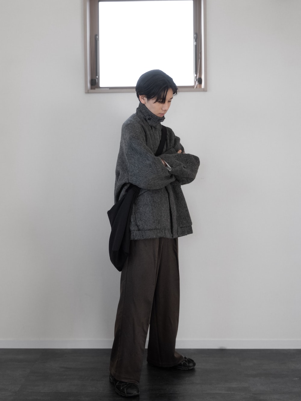 「新星WEARISTAにエントリー、WEARyouthコーデ、remer、remerコーデ、マイベストコーデ2023、クリスマスに着たい服、ショルダーバッグ、レイヤードスタイル、韓国ファッション、スラックス、休日スタイル、ジャケット、きれいめコーデ、キレイめコーデ、デートコーデ」｜「remerのloose straight wide PT / ルーズストレートワイドパンツ（その他パンツ、ベージュ系）」を使った、みなりん(Minari)さん（骨格ナチュラル・メンズ・172cm）の冬コーディネートの2枚目の写真
