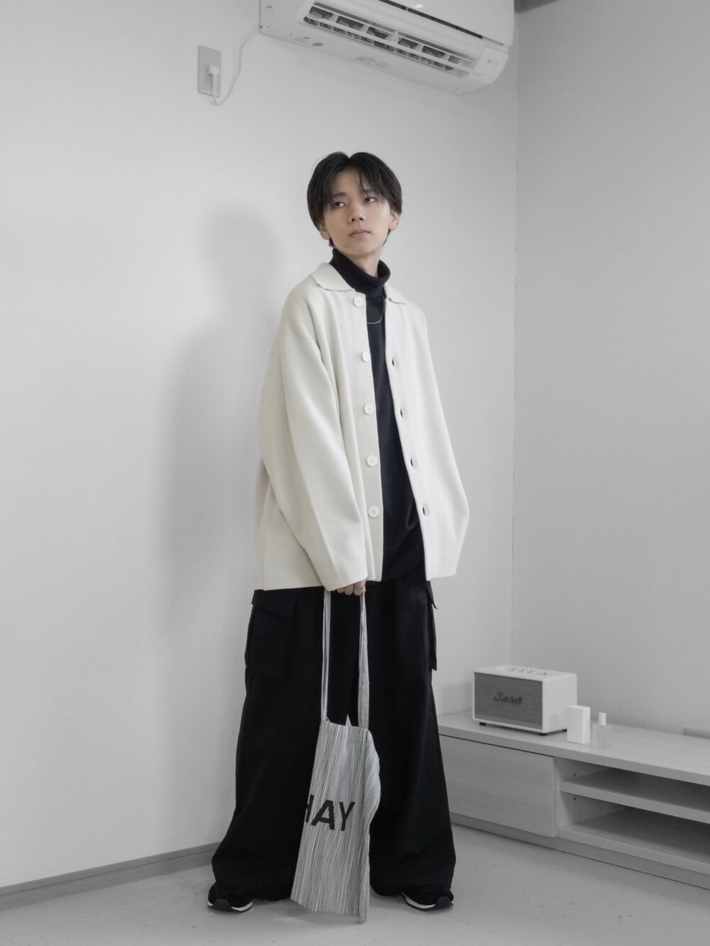 「秋服まるっと大公開、お出かけコーデ、厚底シューズ、ハロウィン、ジャケット、ニットジャケット、カーゴパンツ、タートルネック、きれいめカジュアル、シンプルコーデ、remer、remerコーデ、ブラックコーデ、秋コーデ、デート」｜「remerのloose basic turtle neck Tee / ルーズベーシックタートルネックTee（Tシャツ/カットソー、ブラック系）」を使った、みなりん(Minari)さん（骨格ナチュラル・メンズ・171cm）の秋コーディネートの2枚目の写真