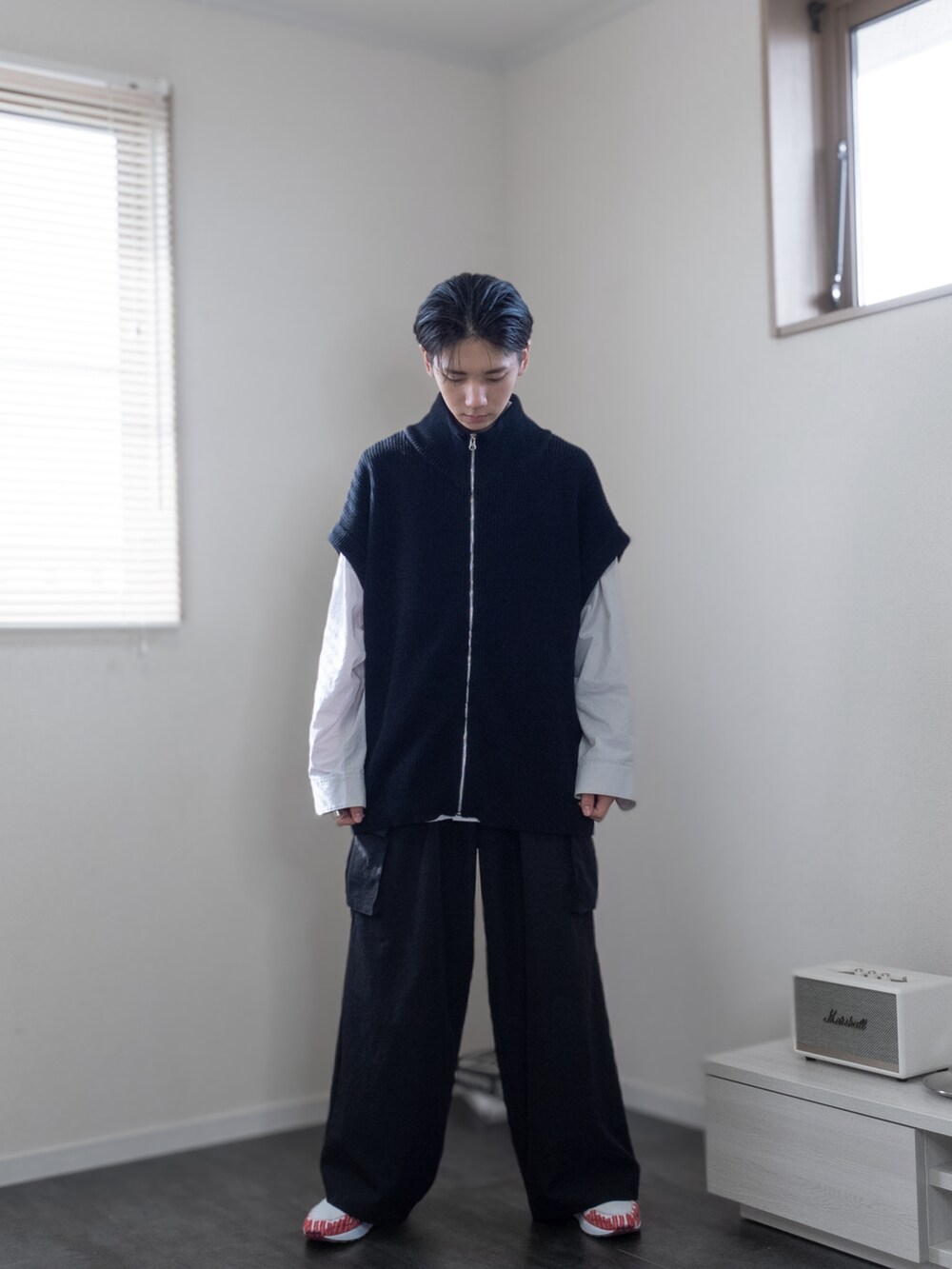 「新星WEARISTAにエントリー、WEARyouthコーデ、remer、remerコーデ、クリスマスに着たい服、マイベストコーデ2023、冬アウター、クリスマスコーデ、デートコーデ、きれいめコーデ、キレイめコーデ、カーゴパンツ、ドライバーズニット、ストリート、レイヤードスタイル」｜「NIKEのAir Max 1 Sketch to Shelf（スニーカー、ホワイト系）」を使った、みなりん(Minari)さん（骨格ナチュラル・メンズ・171cm）の冬コーディネートの5枚目の写真