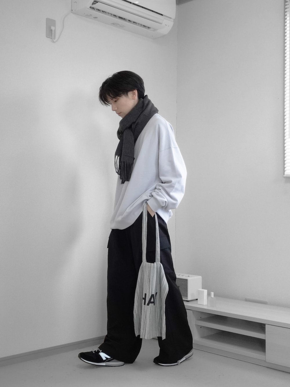 「秋服まるっと大公開、ハロウィン、厚底シューズ、初秋コーデ、シンプルスタイル、カーゴパンツ、スウェット、きれいめカジュアル、シンプルコーデ、トートバッグ、remer、remerコーデ、マフラー、秋服コーデ、秋コーデ」｜「remerのloose heavy cotton over sweat / ルーズヘビーコットンオーバースウェット（スウェット、グレー系）」を使った、みなりん(Minari)さん（骨格ナチュラル・メンズ・171cm）の秋コーディネートの4枚目の写真