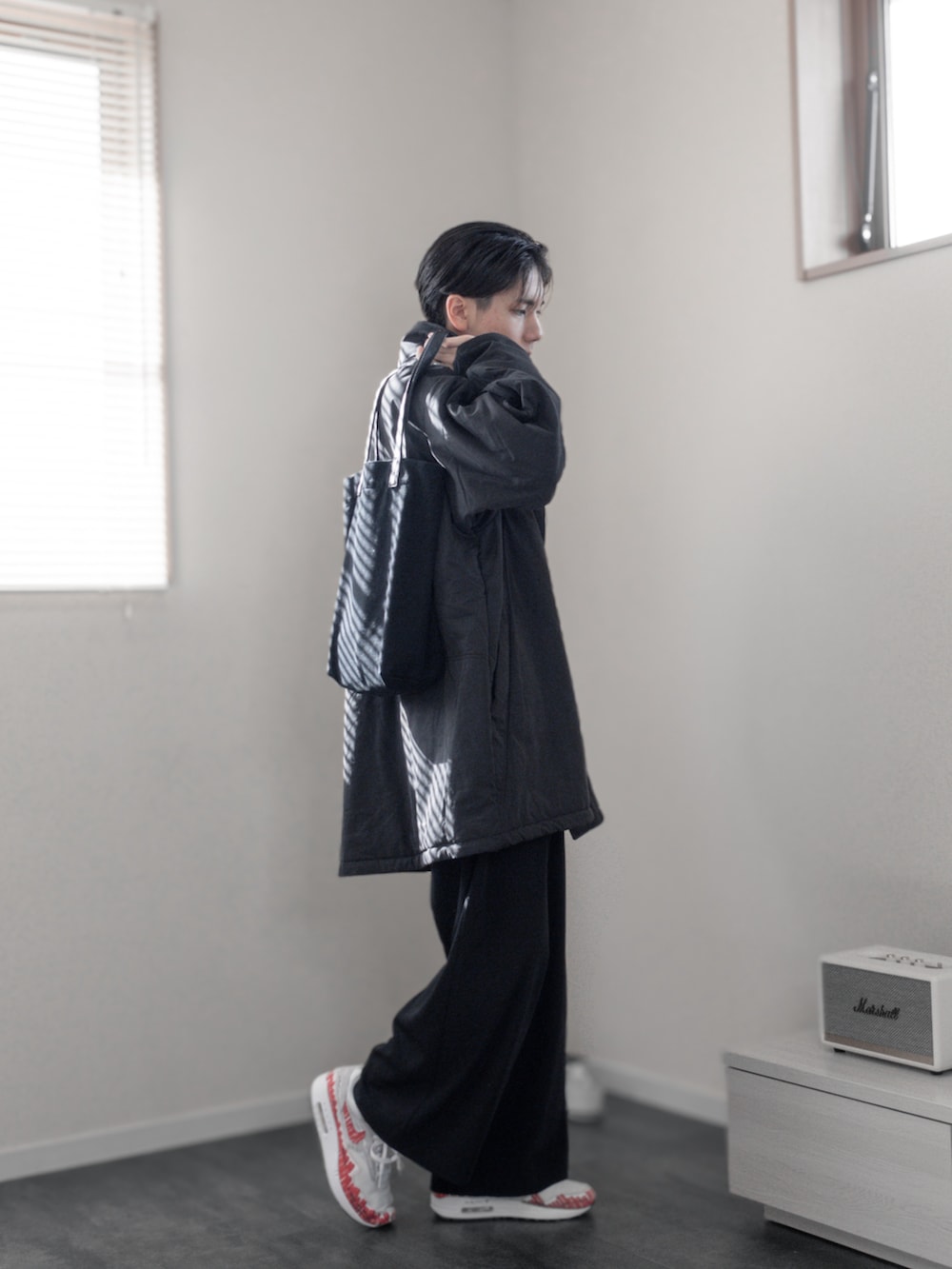 「新星WEARISTAにエントリー、WEARyouthコーデ、remer、remerコーデ、クリスマスに着たい服、マイベストコーデ2023、冬アウター、ダウン、クリスマスコーデ、デートコーデ、きれいめコーデ、キレイめコーデ、ダウンジャケット、休日スタイル、レイヤードスタイル」｜「NIKEのAir Max 1 Sketch to Shelf（スニーカー、ホワイト系）」を使った、みなりん(Minari)さん（骨格ナチュラル・メンズ・171cm）の冬コーディネートの3枚目の写真