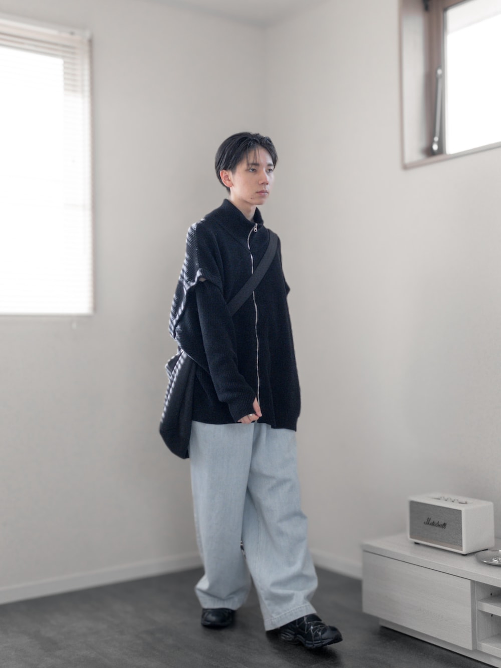 「新星WEARISTAにエントリー、WEARyouthコーデ、クリスマスに着たい服、マイベストコーデ2023、冬アウター、ショルダーバッグ、クリスマスコーデ、デートコーデ、きれいめコーデ、キレイめコーデ、remer、remerコーデ、ストリート、淡色コーデ、韓国ファッション」｜「remerのloose 2WAY Hi-zip drivers knit / ルーズ2WAYハイジップドライバーズニット（ニット/セーター、ブラック系）」を使った、みなりん(Minari)さん（骨格ナチュラル・メンズ・171cm）の冬コーディネートの3枚目の写真