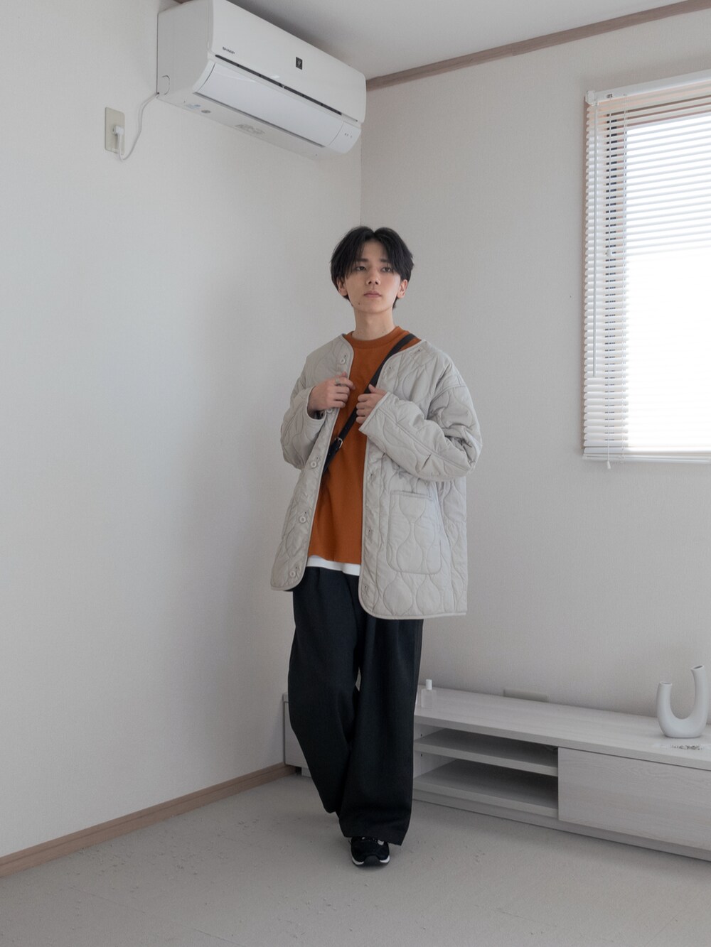 「ファッションを楽しもう、WEARyouthコーデ、ootd、remer、remerコーデ、きれいめカジュアル、厚底シューズ、スニーカー、キルティング、オレンジ、Tシャツ、ワイドパンツ、シンプル、秋コーデ、休日スタイル」｜「remerのloose Shark-skin out tuck wide PT / ルーズ シャークスキンアウトタックワイドパンツ（その他パンツ、グレー系）」を使った、みなりん(Minari)さん（骨格ナチュラル・メンズ・171cm）の秋コーディネートの5枚目の写真