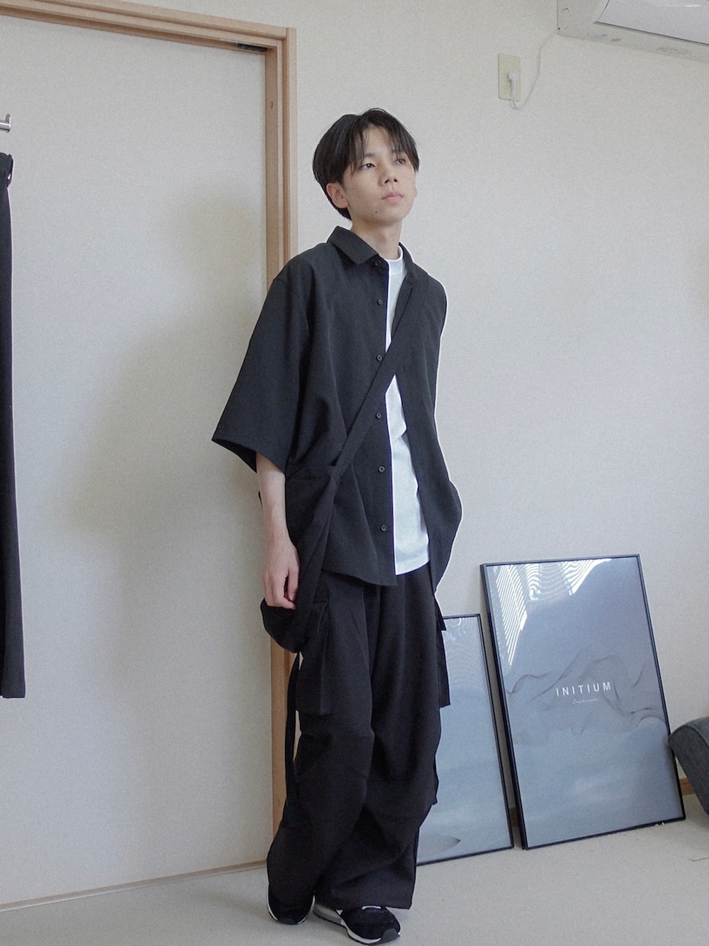 「お出かけコーデ日記、春夏コーデ、おしゃれさんと繋がりたい、休日スタイル、シンプル、ビッグシルエット、remer、remerコーデ、remer_outfit、スニーカーコーデ、きれいめカジュアル、モノトーン、モノトーンコーデ、カジュアルコーデ、シンプルスタイル」｜「remerのloose basic mock neck Tee / ルーズベーシックモックネックT（Tシャツ/カットソー、ホワイト系）」を使った、みなりん(Minari)さん（骨格ナチュラル・メンズ・171cm）の春コーディネートの2枚目の写真