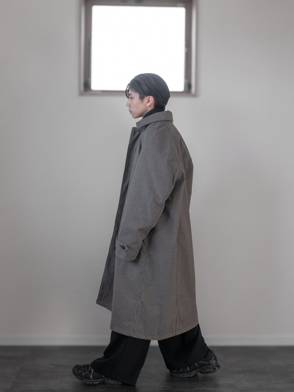 「新星WEARISTAにエントリー、WEARyouthコーデ、remer、remerコーデ、クリスマスに着たい服、マイベストコーデ2023、冬アウター、ロングコート、レイヤードスタイル、韓国ファッション、チェック、休日スタイル、クリスマスコーデ、デートコーデ、きれいめコーデ」｜「remerのloose UNKNOWN double tailored jacket / ルーズアンノウンダブルテーラードジャケット(half sleeve)（テーラードジャケット、ブラック系）」を使った、みなりん(Minari)さん（骨格ナチュラル・メンズ・172cm）の冬コーディネートの4枚目の写真
