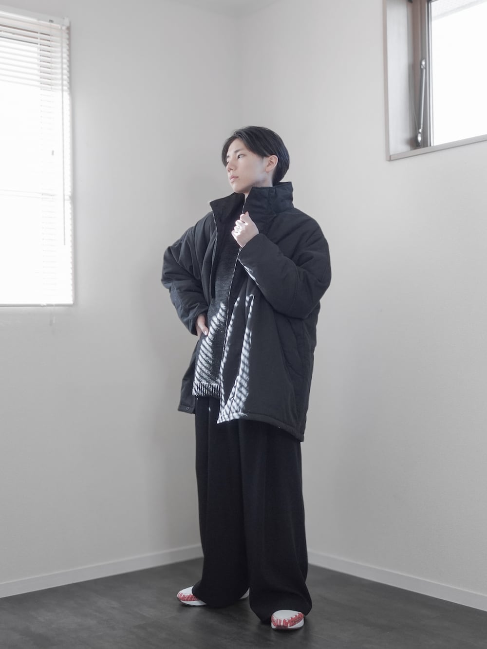 「新星WEARISTAにエントリー、クリスマスに着たい服、マイベストコーデ2023、冬アウター、ダウン、クリスマスコーデ、デートコーデ、きれいめコーデ、キレイめコーデ、冬コーデ、きれいめカジュアル、remer、remerコーデ、WEARyouthコーデ、ダウンジャケット」｜「remerのloose military Hi-zip over jacket / ルーズミリタリーハイジップオーバージャケット（ミリタリージャケット、ブラック系）」を使った、みなりん(Minari)さん（骨格ナチュラル・メンズ・171cm）の冬コーディネートの4枚目の写真