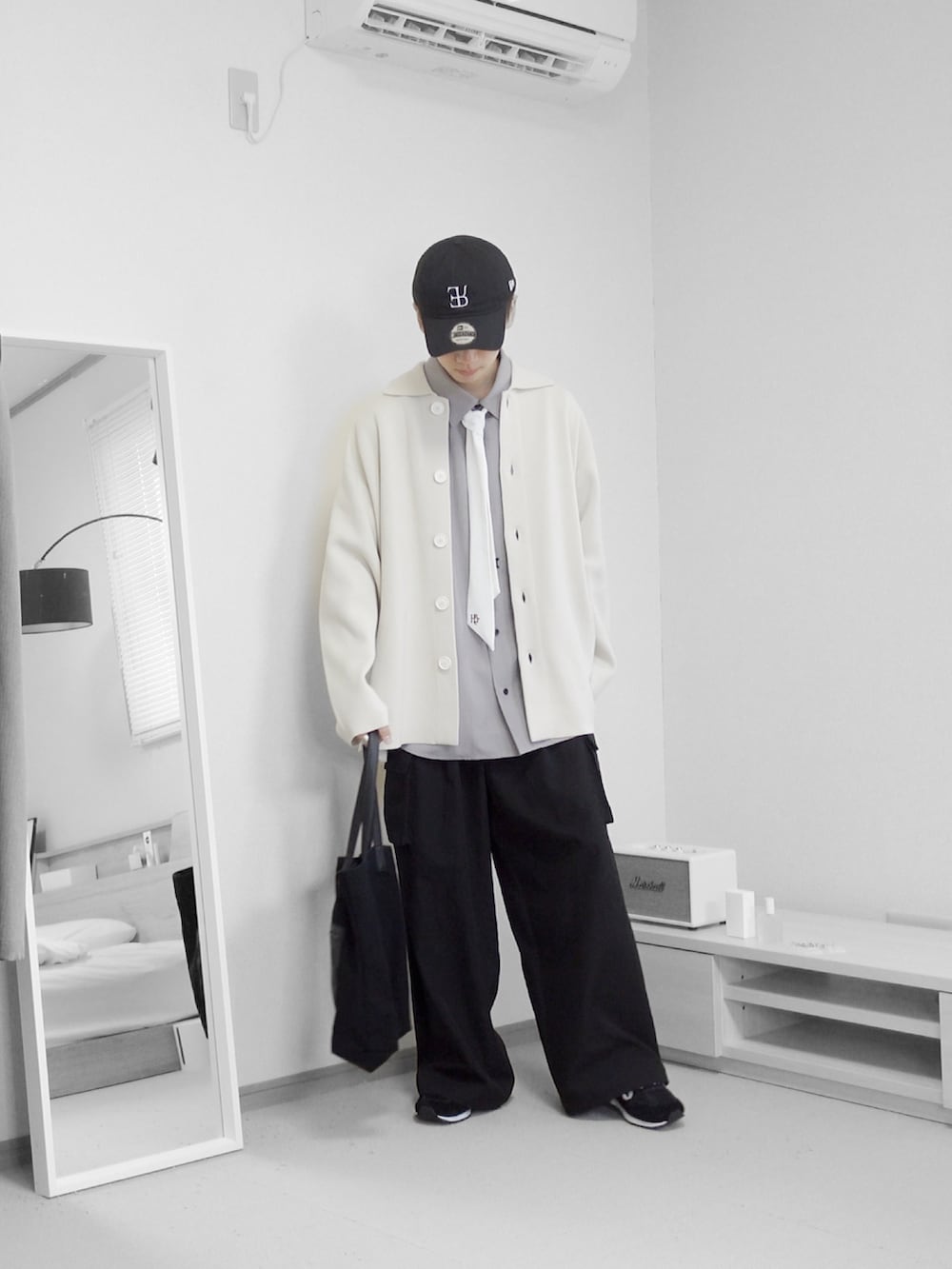 「ハロウィン、秋服まるっと大公開、カジュアルコーデ、厚底シューズ、シャツスタイル、シャツ、キャップ、ネクタイ、カーゴパンツ、お出かけコーデ、ジャケット、トートバッグ、remer、remerコーデ、レイヤード」｜「CLELのトートバッグ（トートバッグ、ブラック系）」を使った、みなりん(Minari)さん（骨格ナチュラル・メンズ・171cm）の秋コーディネートの4枚目の写真