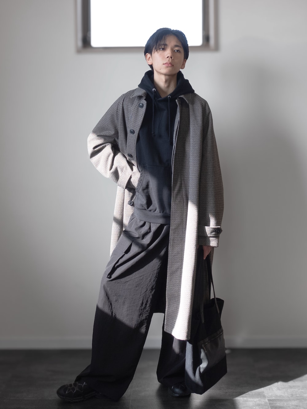 「新星WEARISTAにエントリー、WEARyouthコーデ、remer、remerコーデ、クリスマスに着たい服、マイベストコーデ2023、冬アウター、ロングコート、カーゴパンツ、レイヤードスタイル、韓国ファッション、チェック、休日スタイル、ホワイトコーデ、パーカー」｜「CLELの【CLEL】Canvas Tote Bag / キャンバストートバッグ（トートバッグ、ブラック系）」を使った、みなりん(Minari)さん（骨格ナチュラル・メンズ・172cm）の冬コーディネートの5枚目の写真